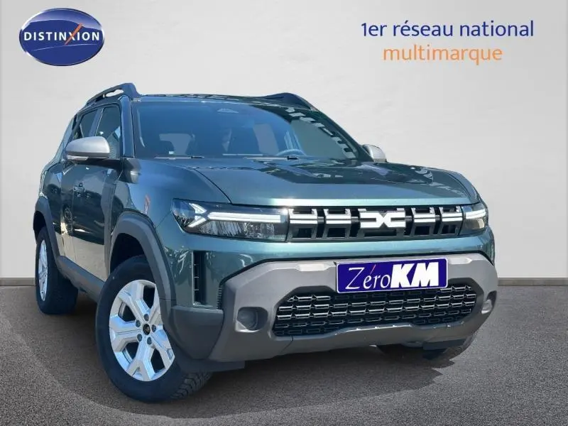 Vue 3/4 avant d'un Dacia Duster 1.2 hybrid-G vert cèdre métallisé avec calandre distinctive et jantes alu.