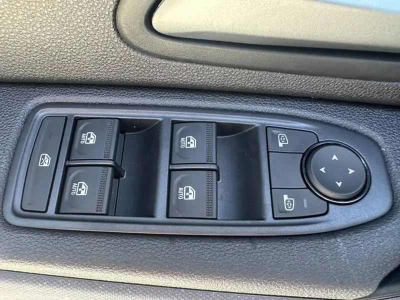 Gros plan sur les commandes de lève-vitres et réglage des rétroviseurs du DACIA DUSTER 1.2 hybrid-G 150ch Expression 4x4.