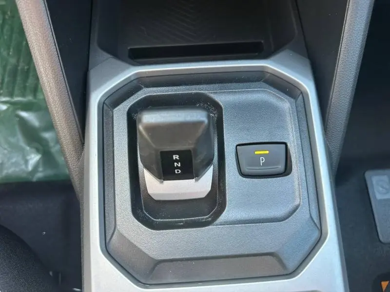 Gros plan sur la commande de boîte automatique et bouton de frein de stationnement du Dacia Duster 1.2 hybrid-G 150ch Expression.