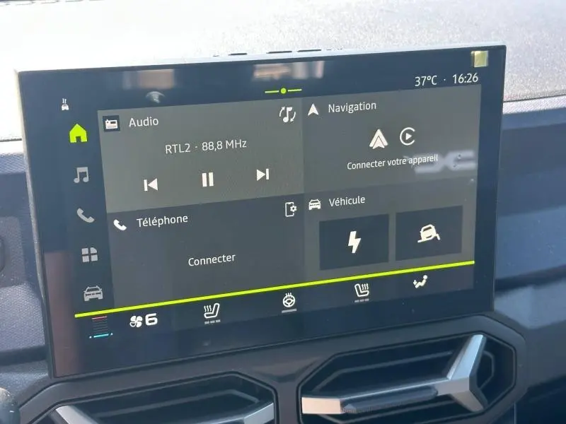 Écran tactile central du tableau de bord du Dacia Duster 2026 affichant audio, navigation et réglages climatisation.