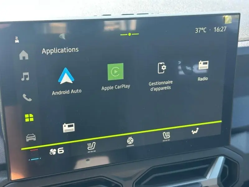 Écran tactile intérieur du Dacia Duster 2026 affichant les applications Android Auto et Apple CarPlay.