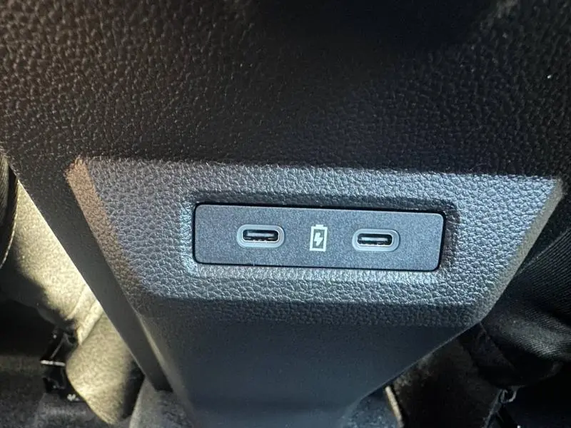 Gros plan sur deux ports USB-C de recharge situés à l'arrière de la console centrale du Dacia Duster Vert Cèdre.