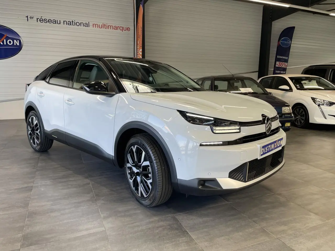 Citroën C4 blanche vue 3/4 avant droit, toit noir bi-ton, jantes alliage 18'' AMBER et détails noirs brillants.