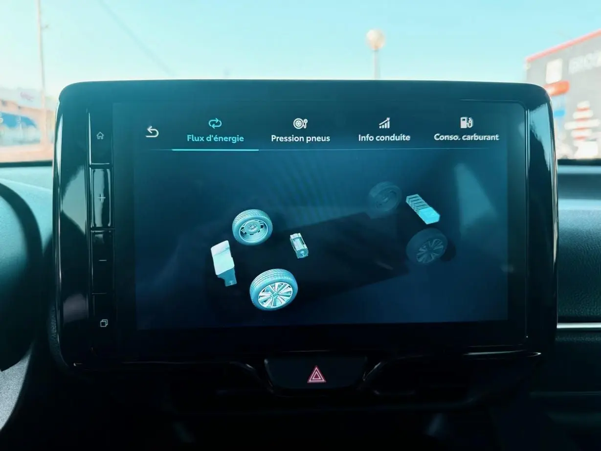 Écran tactile central de la Toyota Yaris Hybrid 2025 affichant le flux d'énergie en intérieur noir.