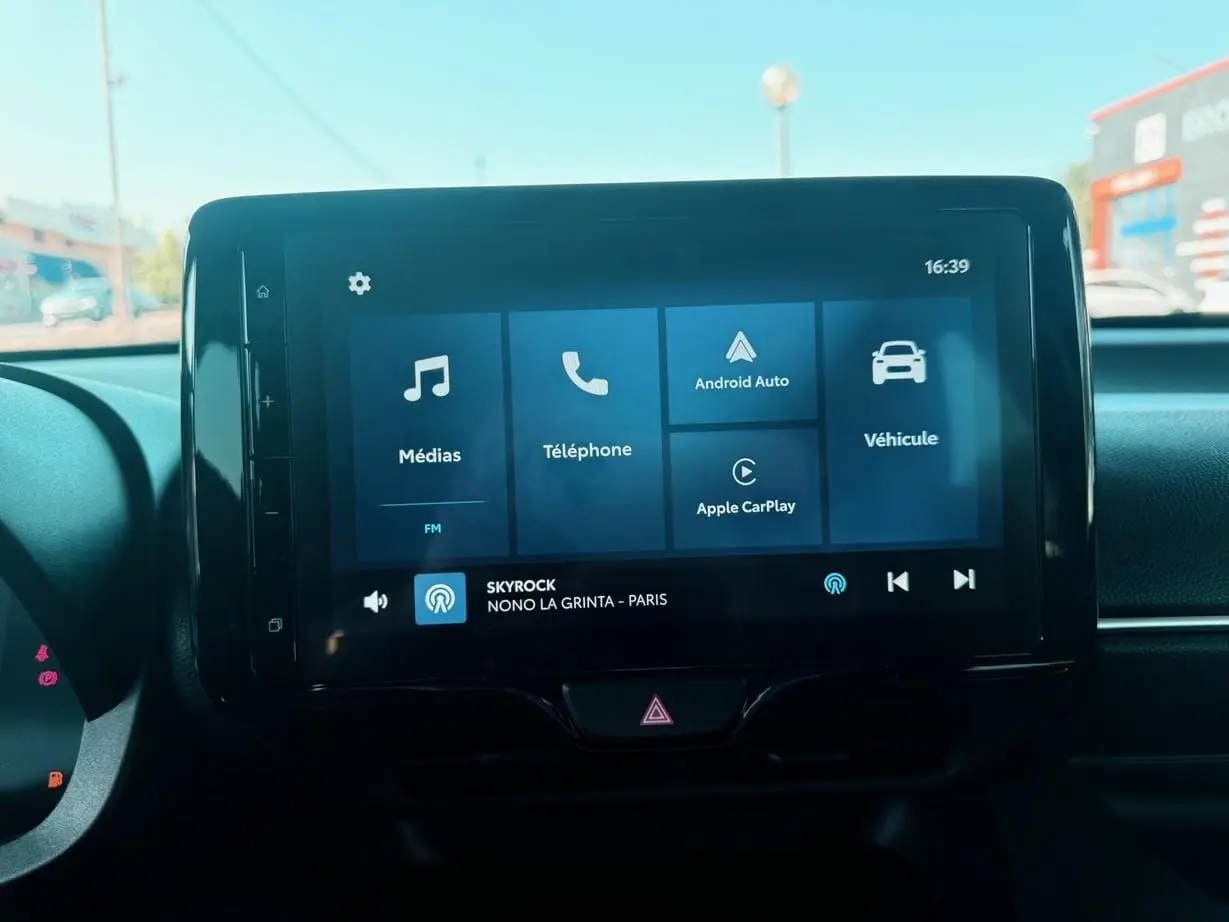 Écran tactile central de la Toyota Yaris Hybrid 2025 affichant les options médias, téléphone, Android Auto et Apple CarPlay.