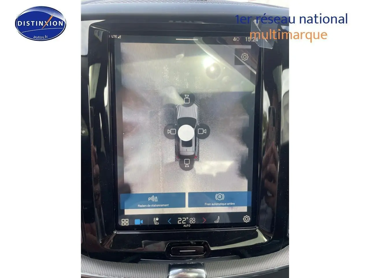 Écran tactile central affichant la vue aérienne du Volvo XC60 gris avec aides au stationnement et frein automatique arrière