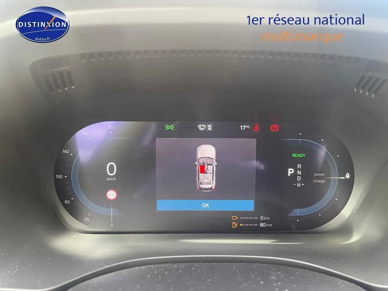 Tableau de bord numérique du Volvo XC60 T6 hybride 2024 affichant la vitesse à 0 km/h et l’état des portes.