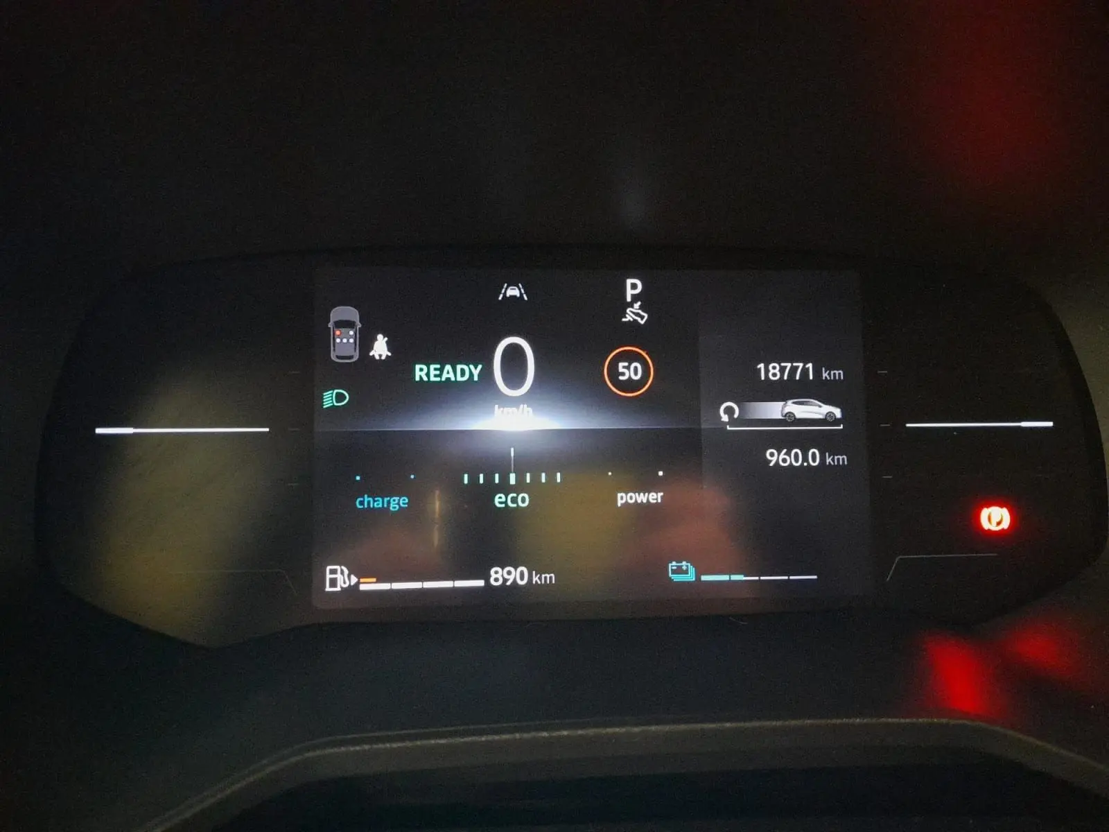 Tableau de bord numérique de Renault Clio V hybride, affichant vitesse, autonomie et mode eco en vue frontale.