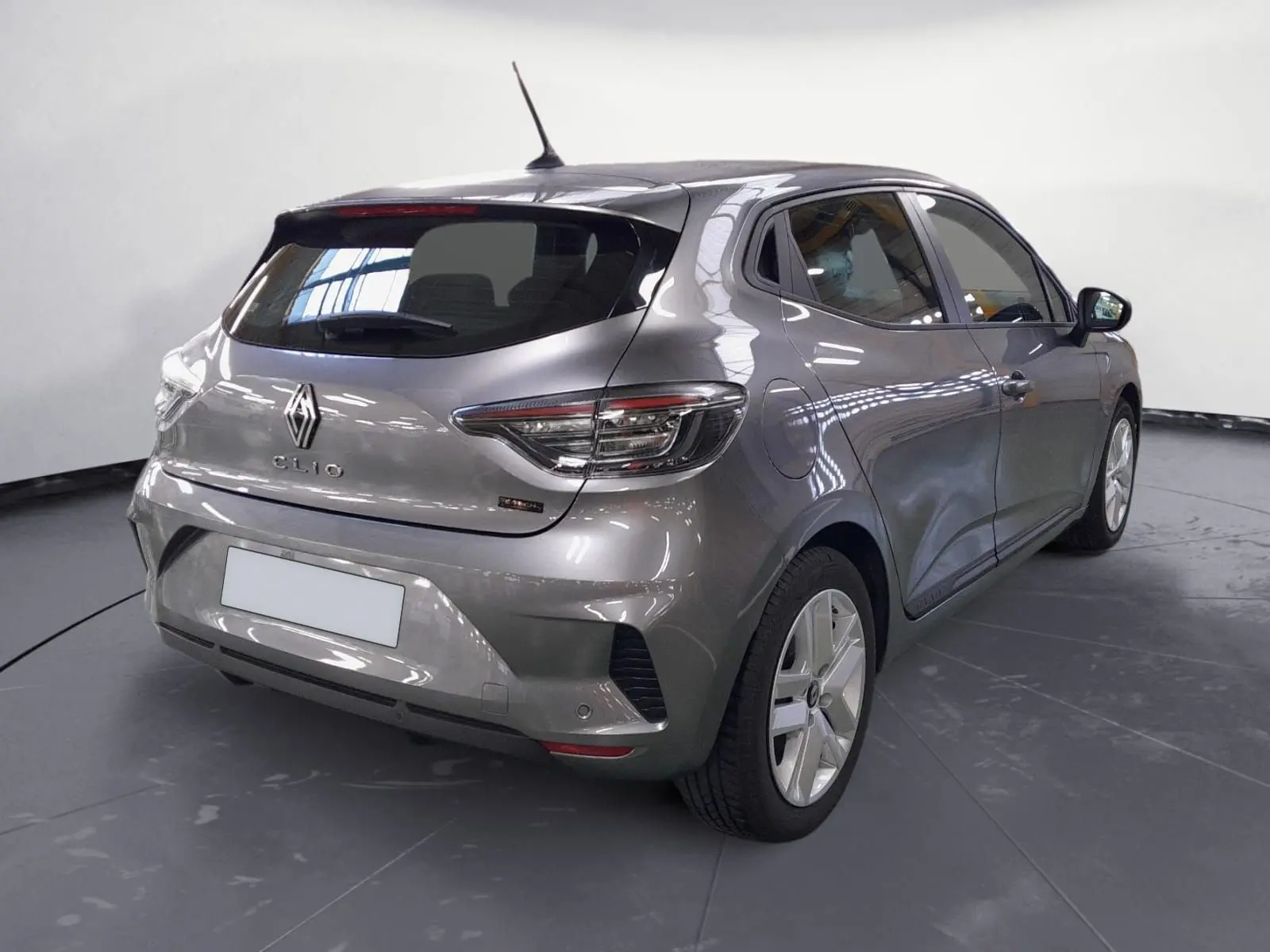 Vue 3/4 arrière droite d'une Renault Clio V E-Tech gris schiste avec feux LED et jantes alliage.