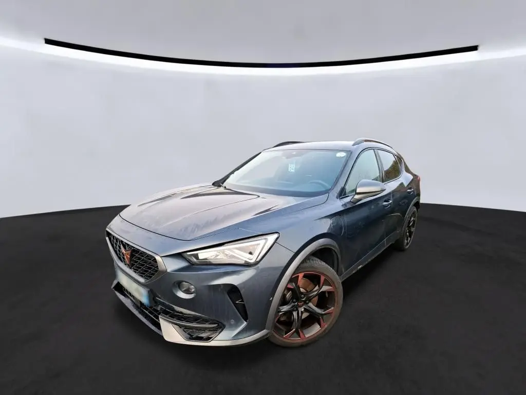 Vue 3/4 avant droit d'un CUPRA Formentor gris avec jantes alliage noires et détails Copper stylisés.