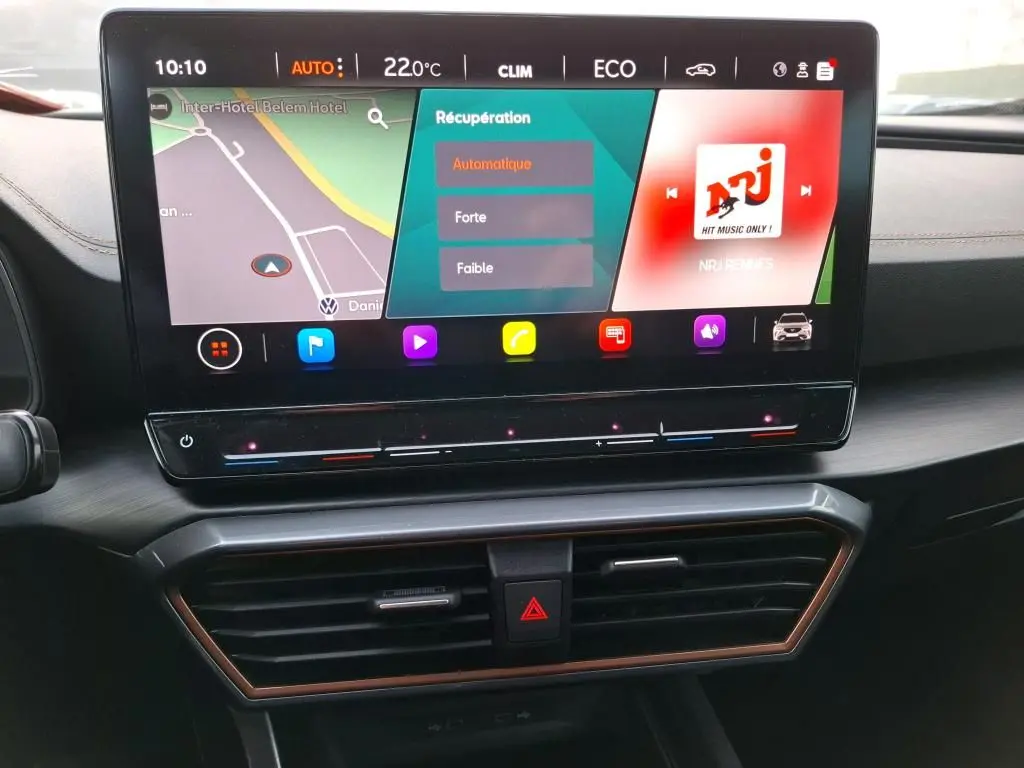 Vue rapprochée de l’écran tactile HD 12'' et de la console centrale noire avec inserts Copper du CUPRA Formentor gris.