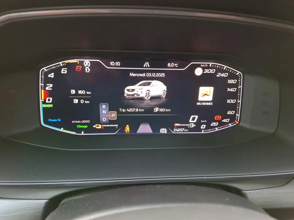 Affichage numérique du tableau de bord de la CUPRA Formentor 1.4 E-HYBRID en vue frontale, avec informations de conduite et autonomie.