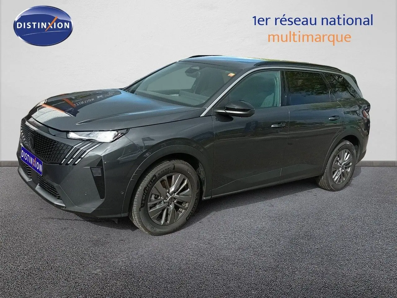 Peugeot 5008 gris titane métal en vue 3/4 avant droit, avec jantes alliage et calandre distinctive.