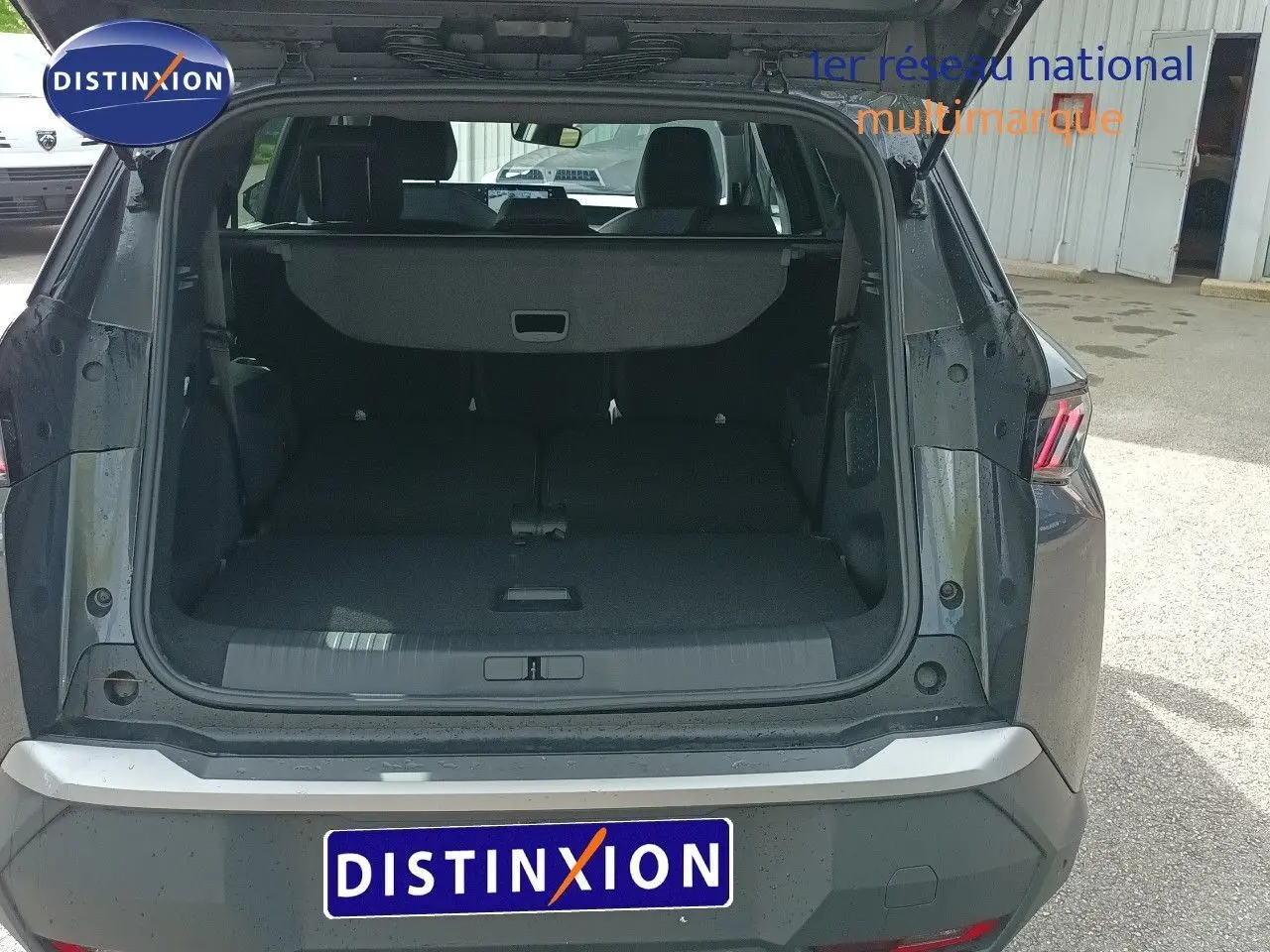 Vue arrière ouverte du Peugeot 5008 gris titane métal 2025, montrant le coffre spacieux et le hayon relevé.