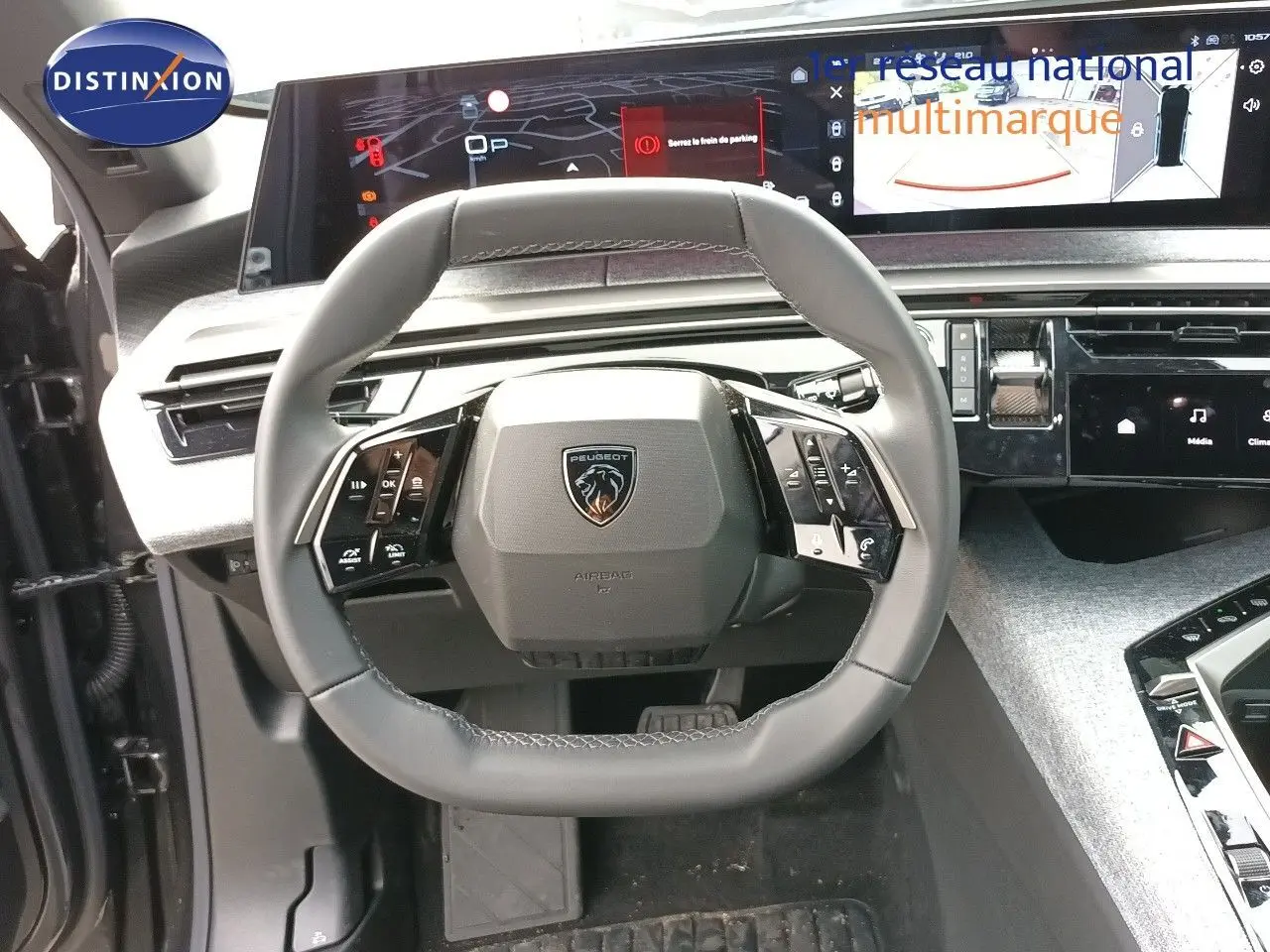 Vue rapprochée du volant cuir multifonction et du tableau de bord numérique du Peugeot 5008 2025, intérieur gris noir.