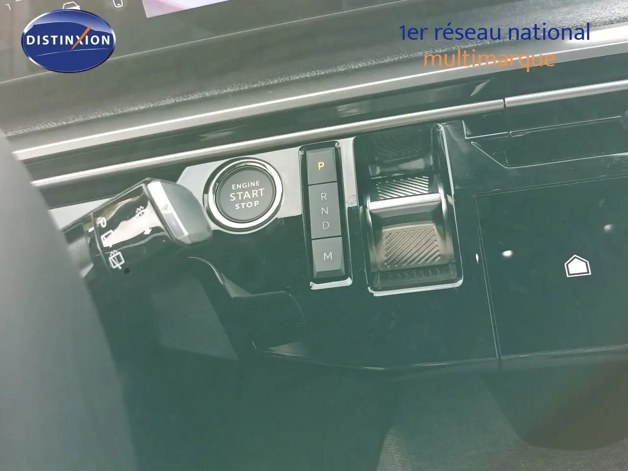 Gros plan sur la console centrale du Peugeot 5008 2025, montrant le bouton start/stop et la commande de boîte automatique.