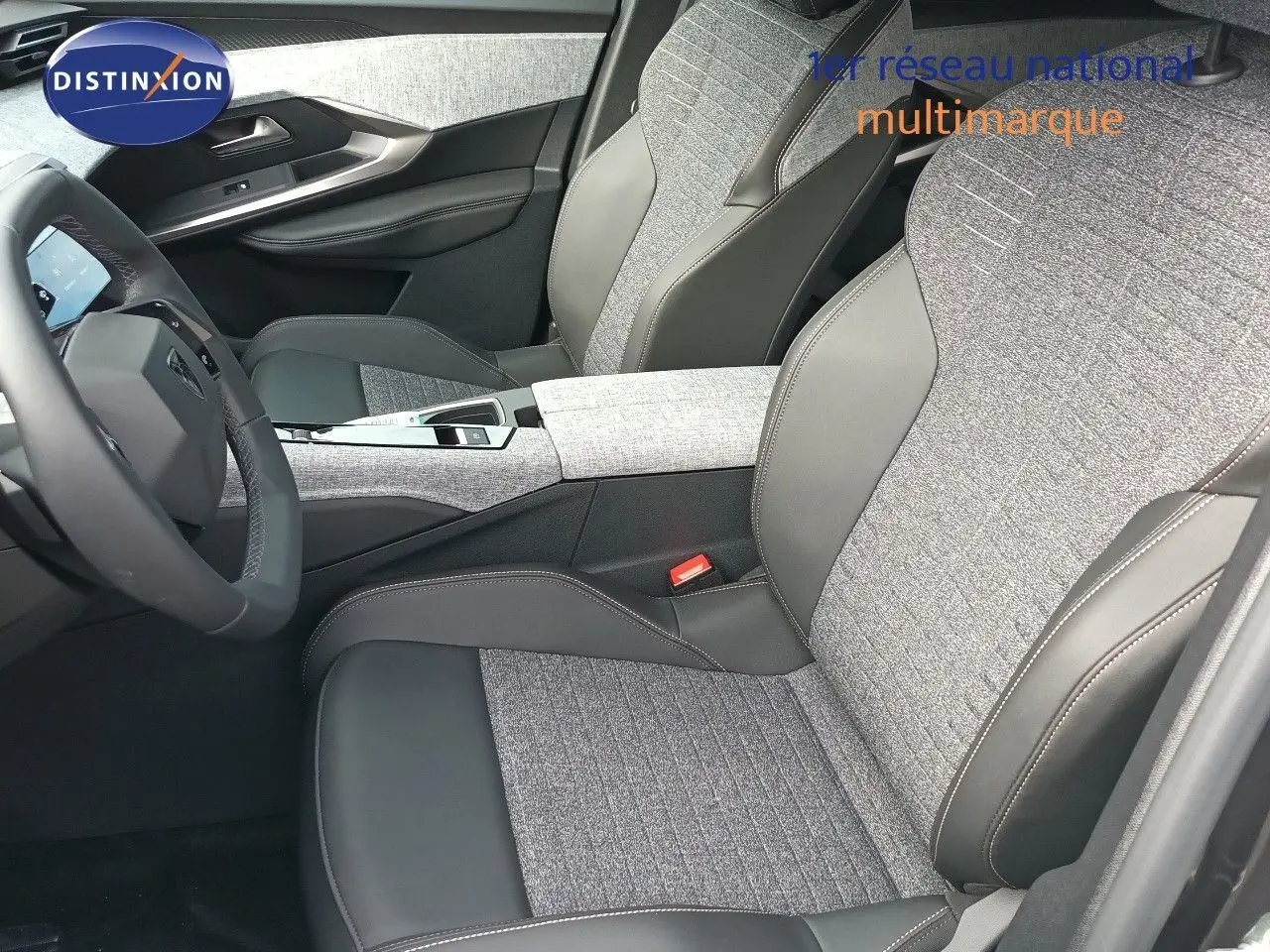 Vue intérieure côté conducteur du Peugeot 5008 2025, sièges gris tissu et cuir avec console centrale moderne.