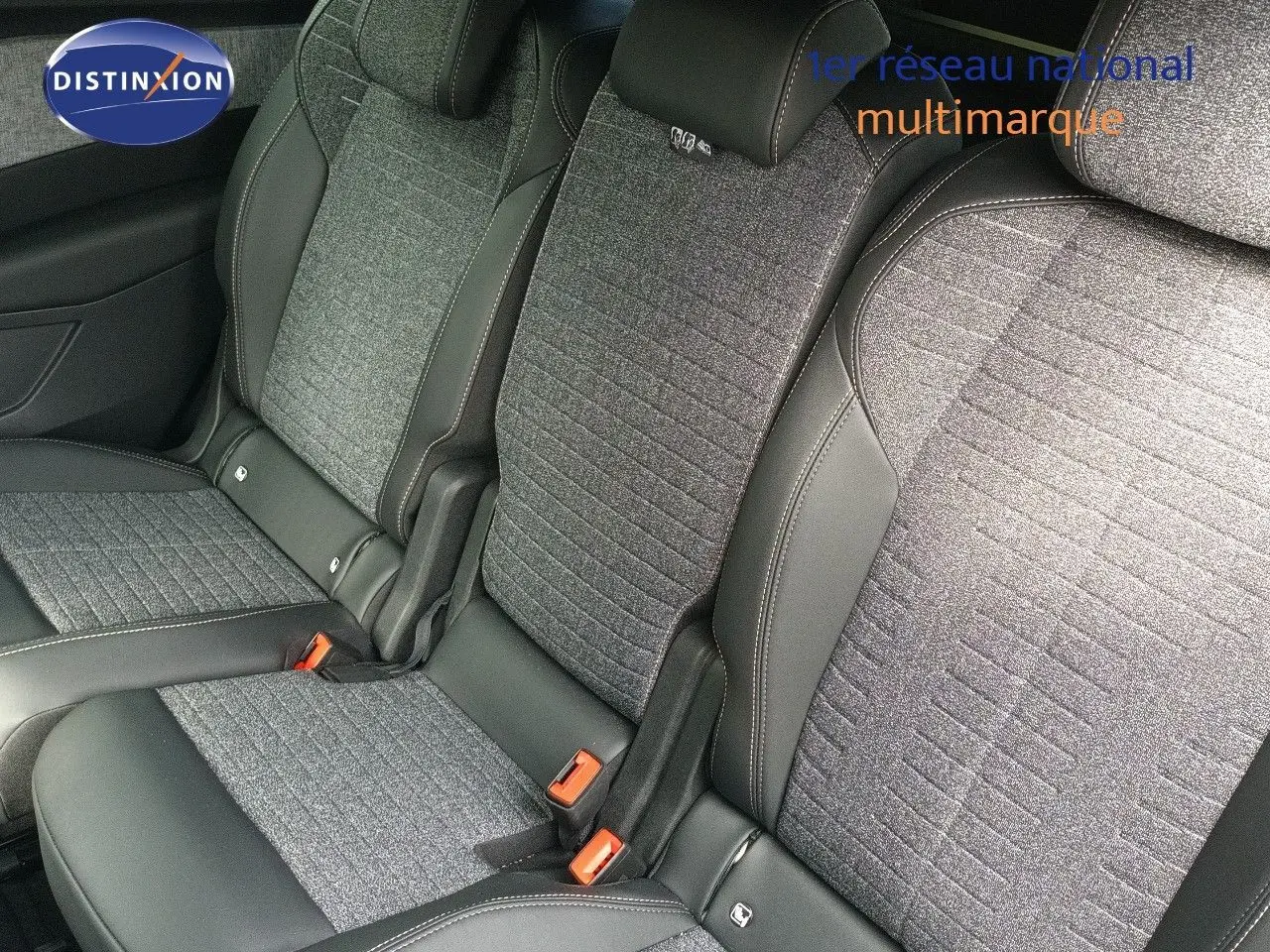 Gros plan sur les sièges arrière gris tissu et cuir du Peugeot 5008 2025, finition Allure, avec surpiqûres contrastées.