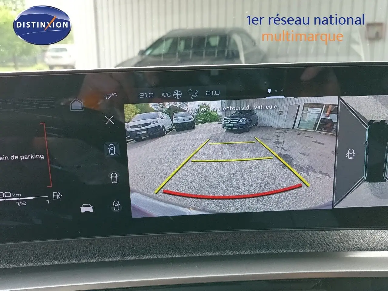 Écran de caméra de recul montrant l’arrière d’un Peugeot 5008 gris titane métal en stationnement, vue centrale.