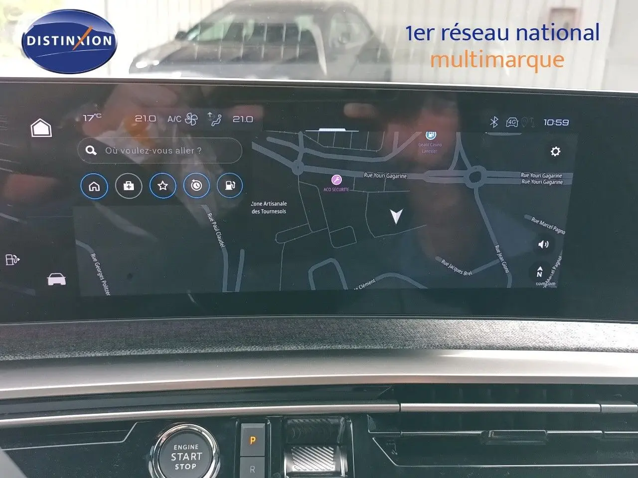 Vue rapprochée de l’écran tactile et console centrale du Peugeot 5008 gris titane, affichant la navigation GPS.