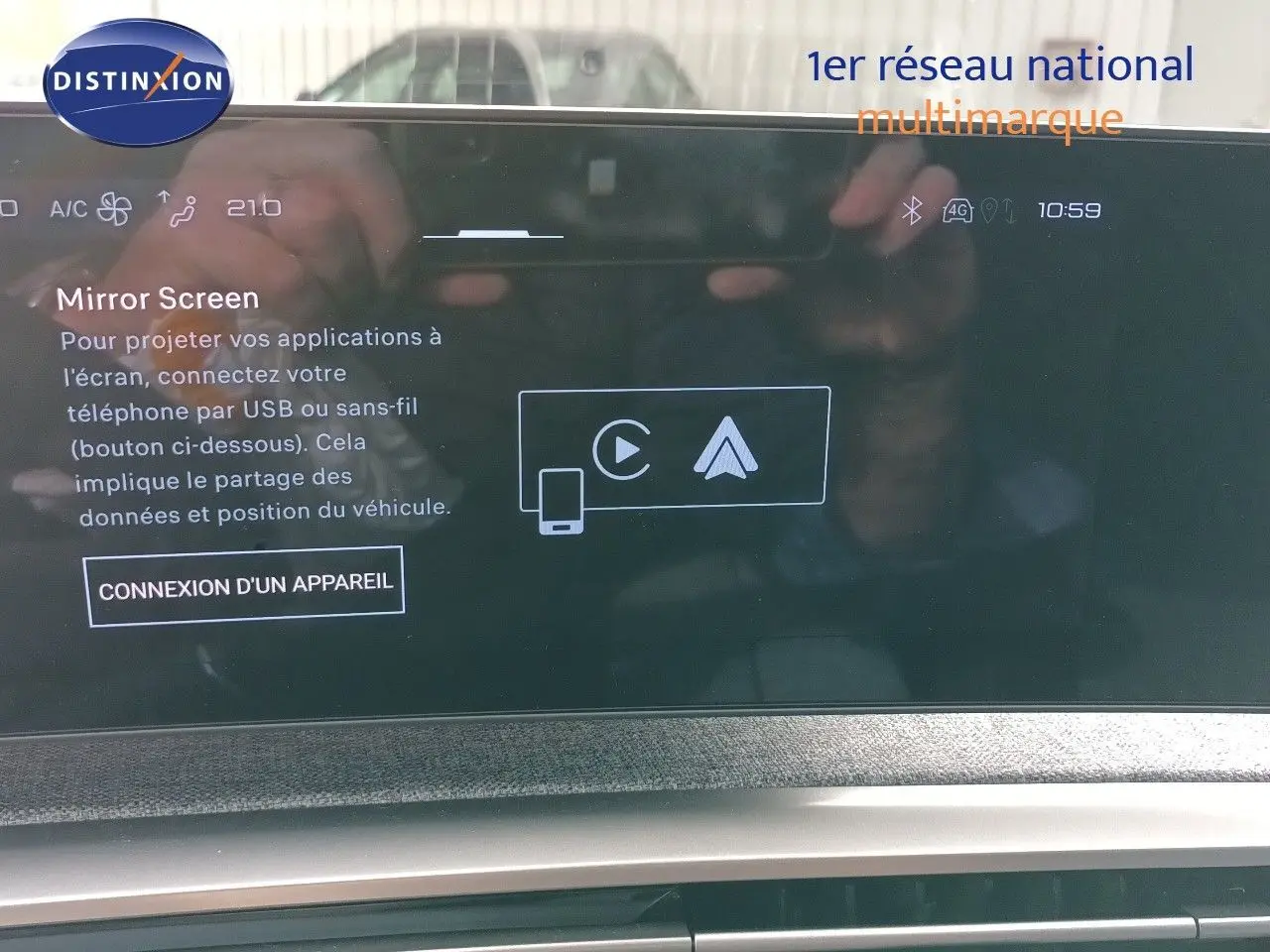 Écran tactile intérieur du Peugeot 5008 gris titane, affichant l'option Mirror Screen avec instructions de connexion.