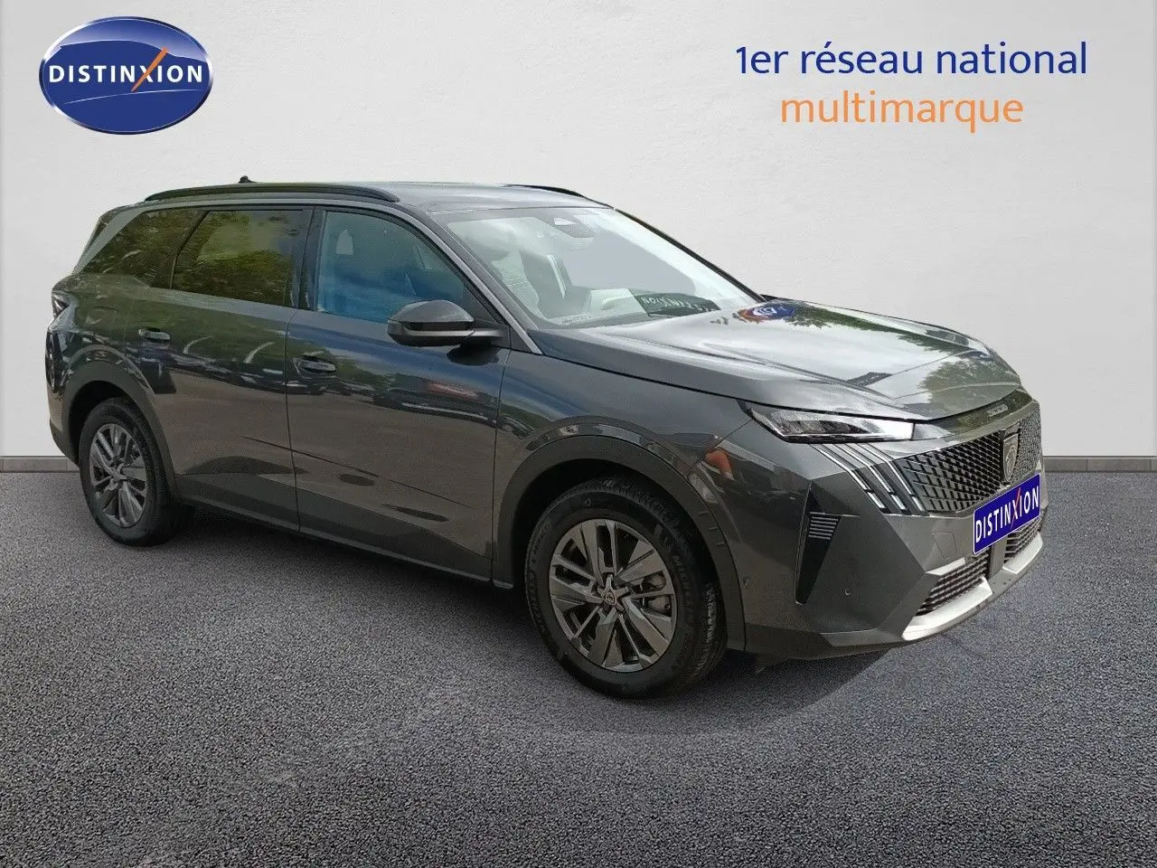 Peugeot 5008 gris titane métal en 3/4 avant droit, SUV hybride avec calandre distinctive et jantes alliage.