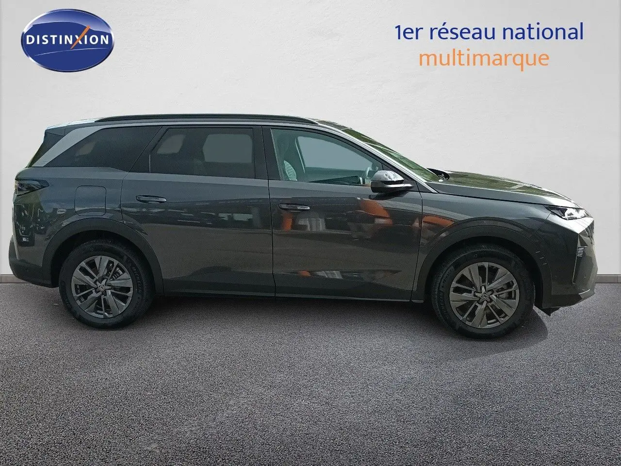 Profil droit du Peugeot 5008 2025 gris titane métal, soulignant ses lignes modernes et ses jantes alliage.