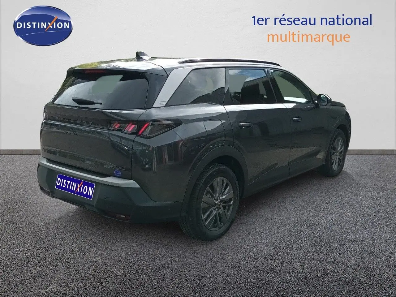 Peugeot 5008 gris titane métal, vue 3/4 arrière droit, SUV hybride avec feux arrière LED distinctifs.