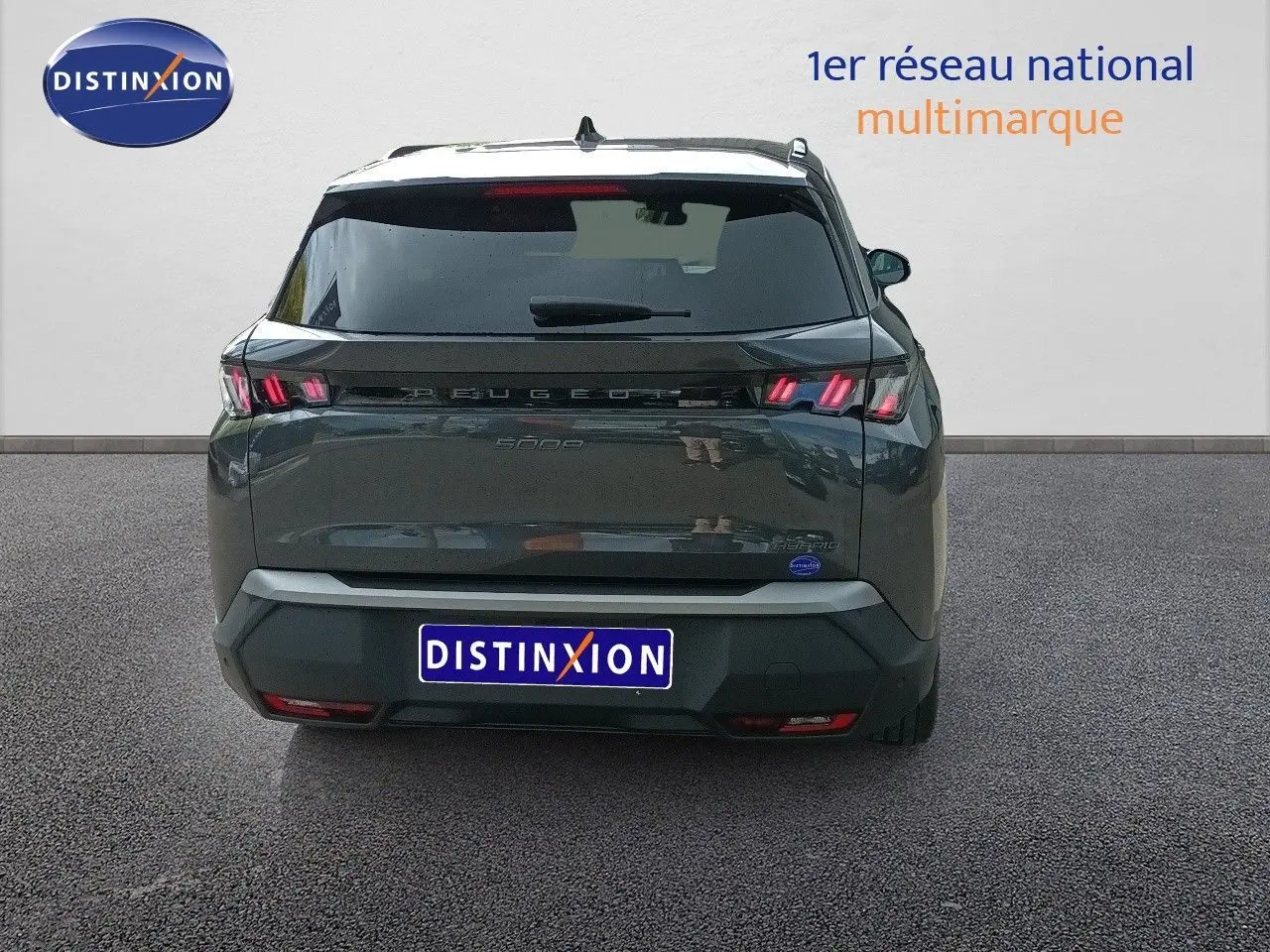 Vue arrière d'un Peugeot 5008 gris titane métal 2025 avec feux LED et logo distinctif sur fond neutre.