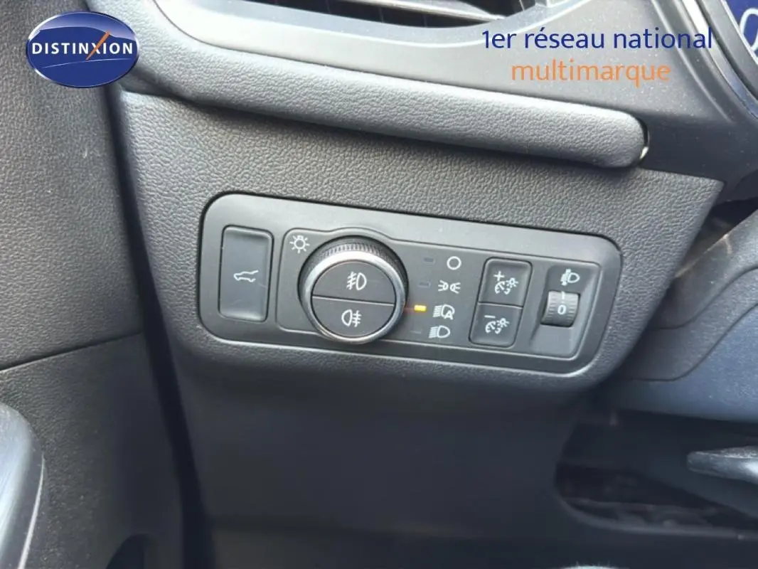 Détail du panneau de commandes d’éclairage côté gauche intérieur d’un Ford Kuga noir 2024.
