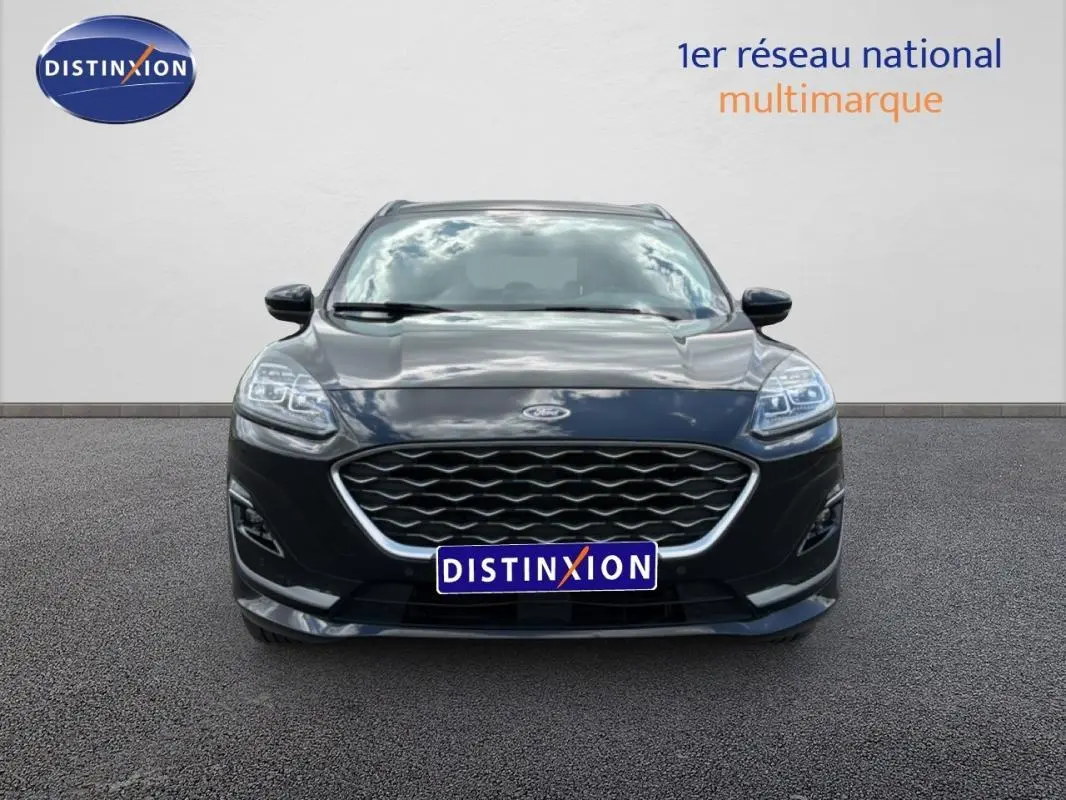 Vue frontale d'un Ford Kuga noir 2024 avec calandre large et phares LED, sur fond neutre avec logo Distinxion.