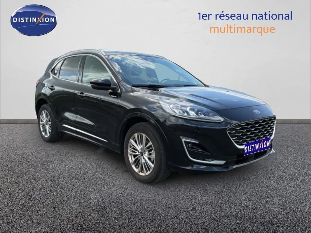 Ford Kuga noir en 3/4 avant droit, avec jantes alliage 18 pouces et vitres surteintées, sur fond neutre.