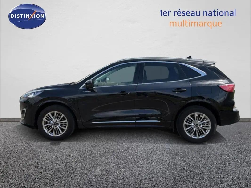 Vue de profil côté gauche d’un Ford Kuga noir 2024 avec jantes alliage 18 pouces et vitres surteintées.