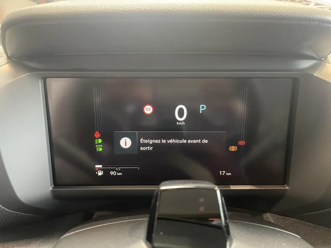 Affichage numérique du tableau de bord de la Citroën C4 gris, vue frontale centrée sur l'écran de vitesse et alertes.
