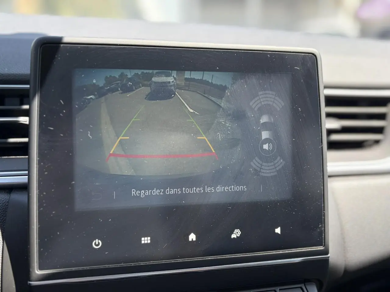 Écran tactile intérieur montrant la caméra de recul du Renault Captur TCE 90 Techno avec guidage coloré.