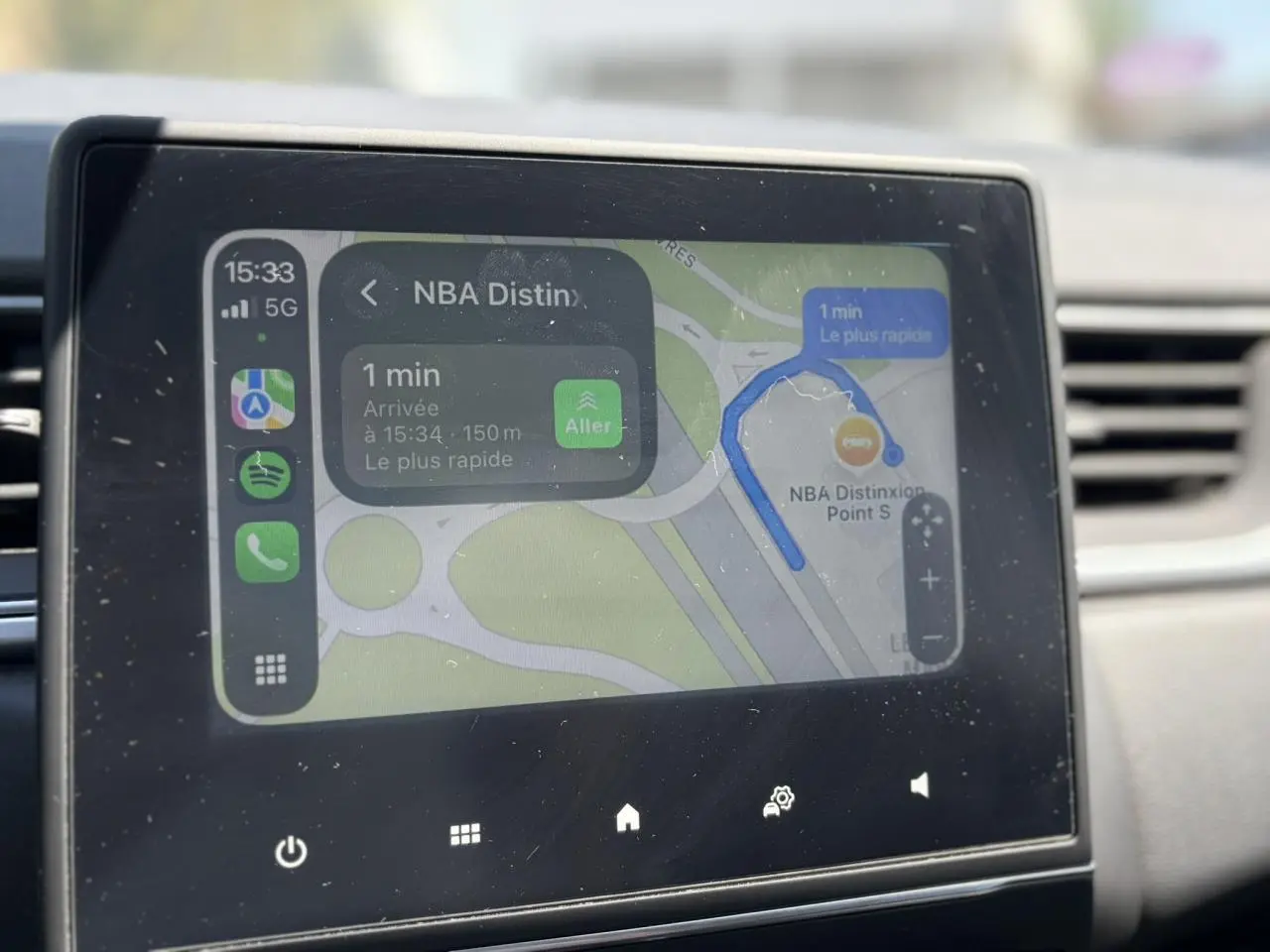 Écran tactile du GPS Apple CarPlay du Renault Captur TCE 90 Techno, vue rapprochée de la console centrale.