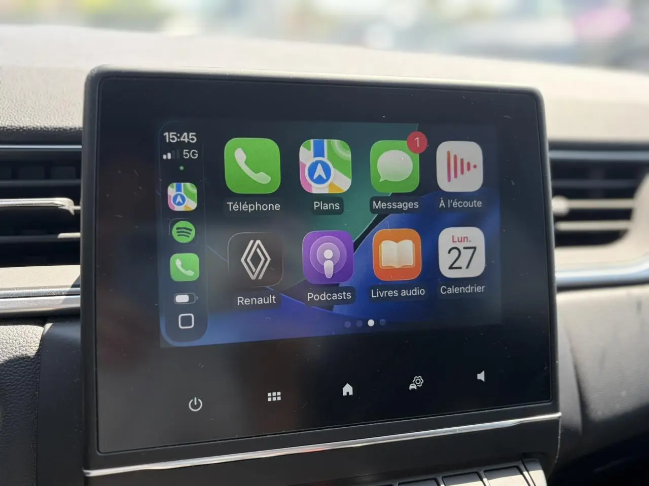 Écran tactile central affichant Apple CarPlay dans l’habitacle du Renault Captur 2024.