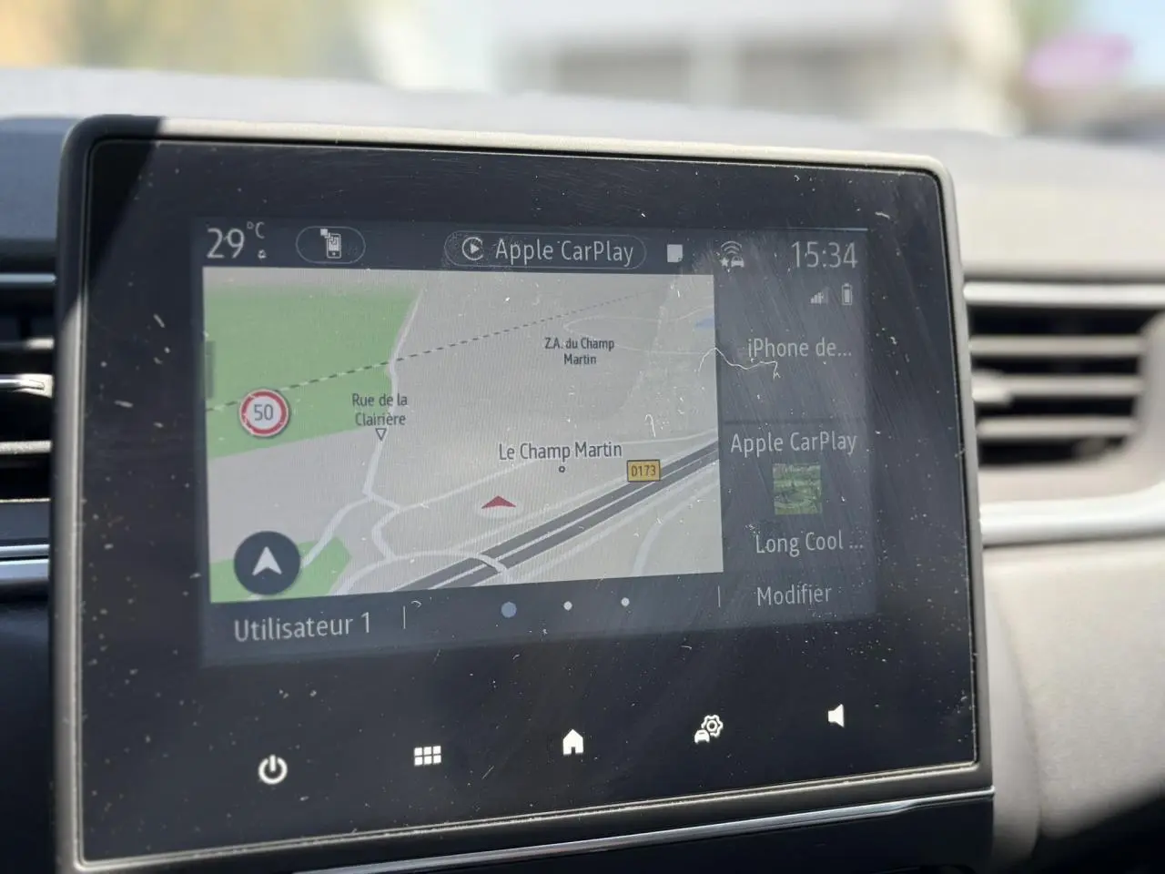 Écran tactile central du Renault Captur 2024 affichant la navigation GPS avec Apple CarPlay, vue intérieure frontale.