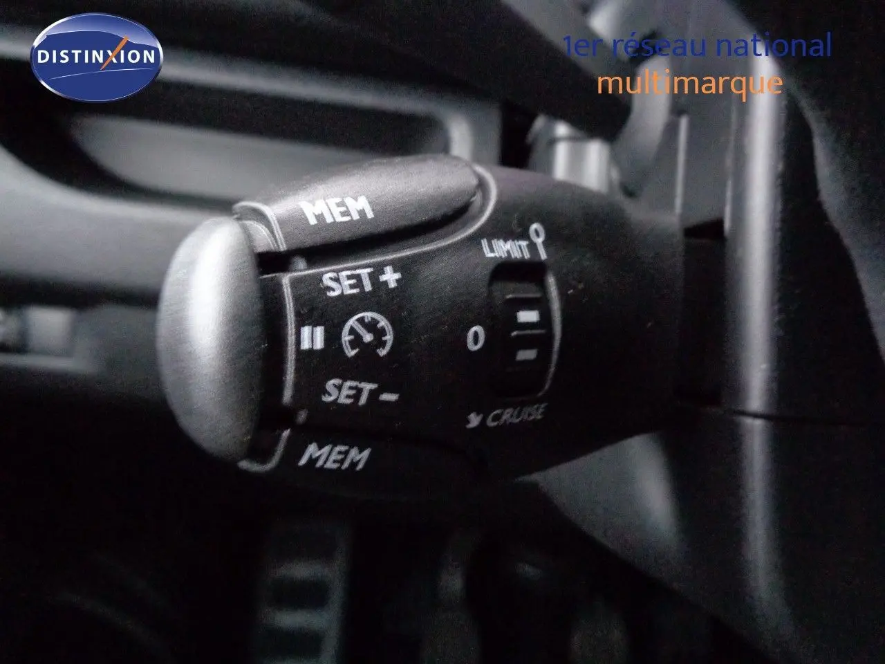 Écran tactile multimédia allumé dans l'habitacle du Peugeot Expert Fourgon noir métal, vue intérieure centrale.