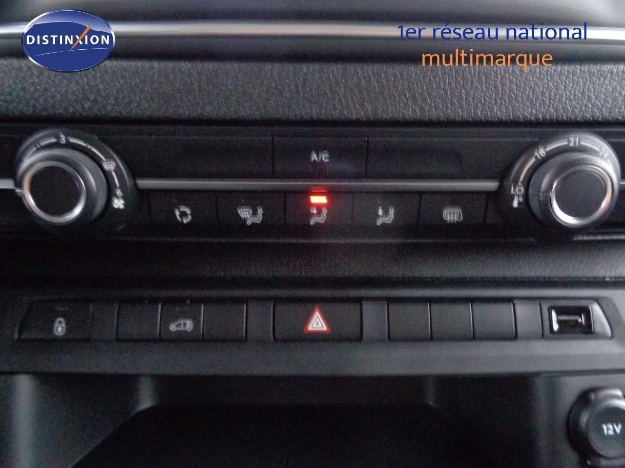 Intérieur noir du fourgon Peugeot Expert Standard 2022, vue de la zone de chargement côté droit sans aménagements visibles.