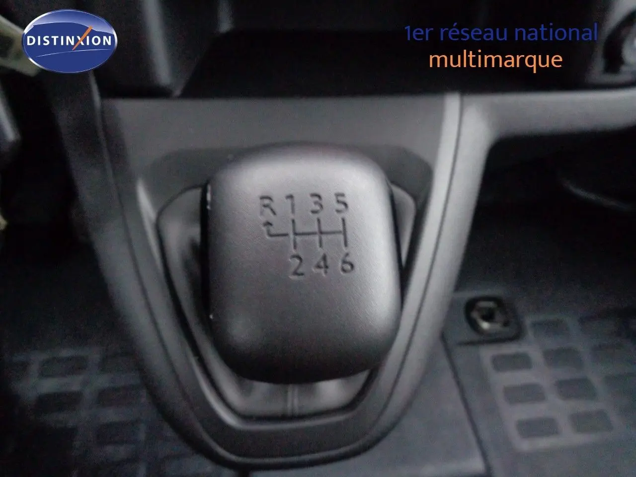 Vue rapprochée du volant Peugeot Expert Fourgon noir métal 2022, tableau de bord et commandes visibles.