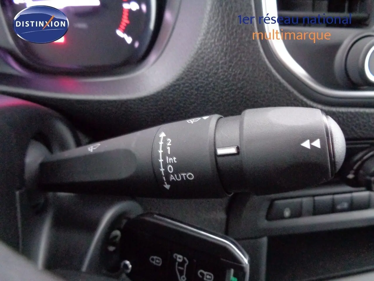 Vue 3/4 arrière droite d'un Peugeot Expert Fourgon noir métal, mettant en valeur la porte latérale et les feux arrière rouges.