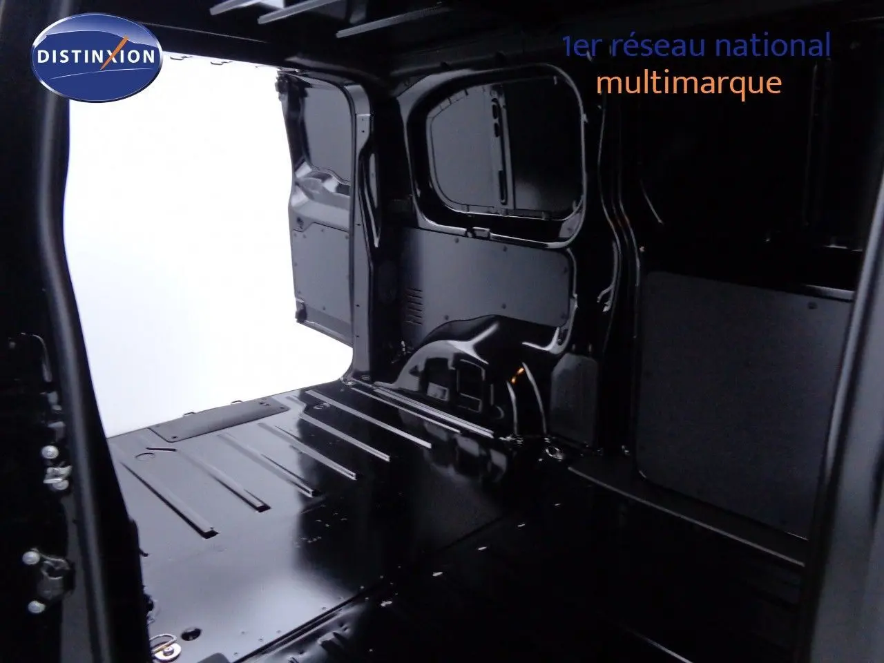 Gros plan sur la commande des phares et clignotants du Peugeot Expert Fourgon noir métal 2022, intérieur tableau de bord.