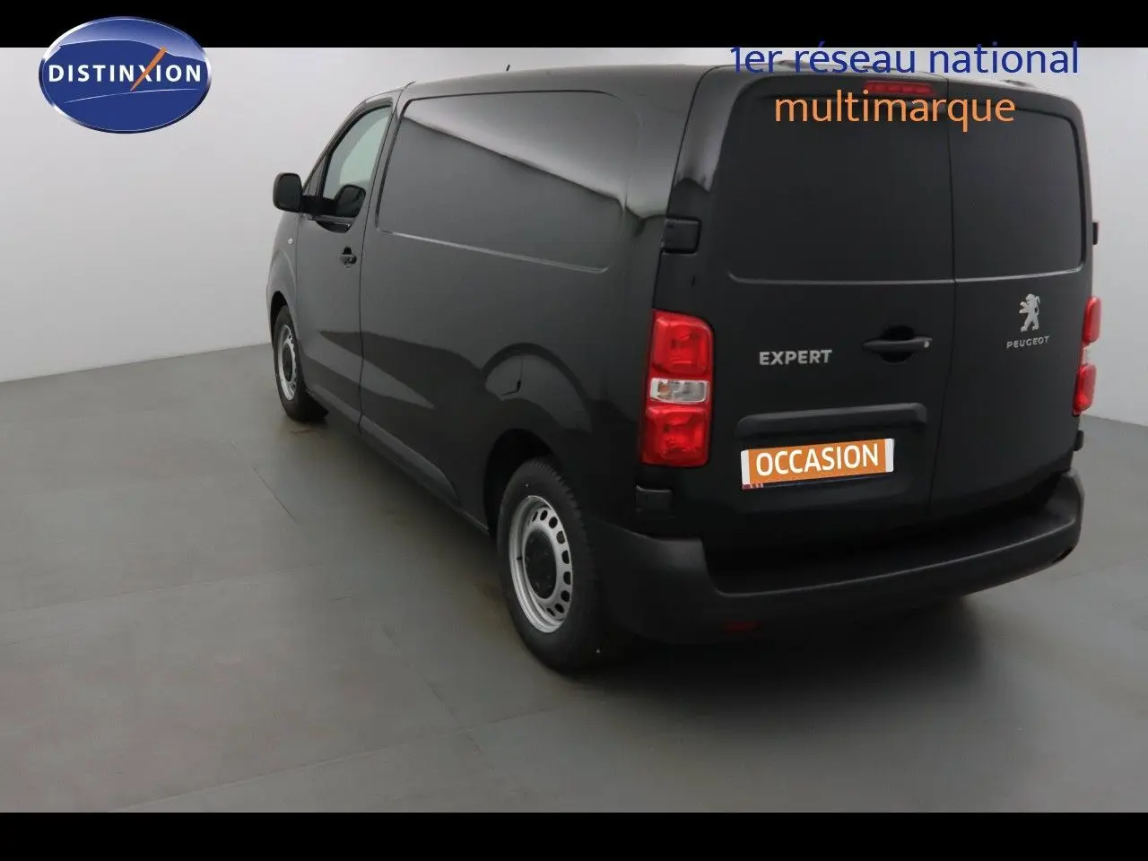 Vue 3/4 arrière droite du Peugeot Expert Fourgon noir métal 2022 avec portes arrière fermées dans un studio.