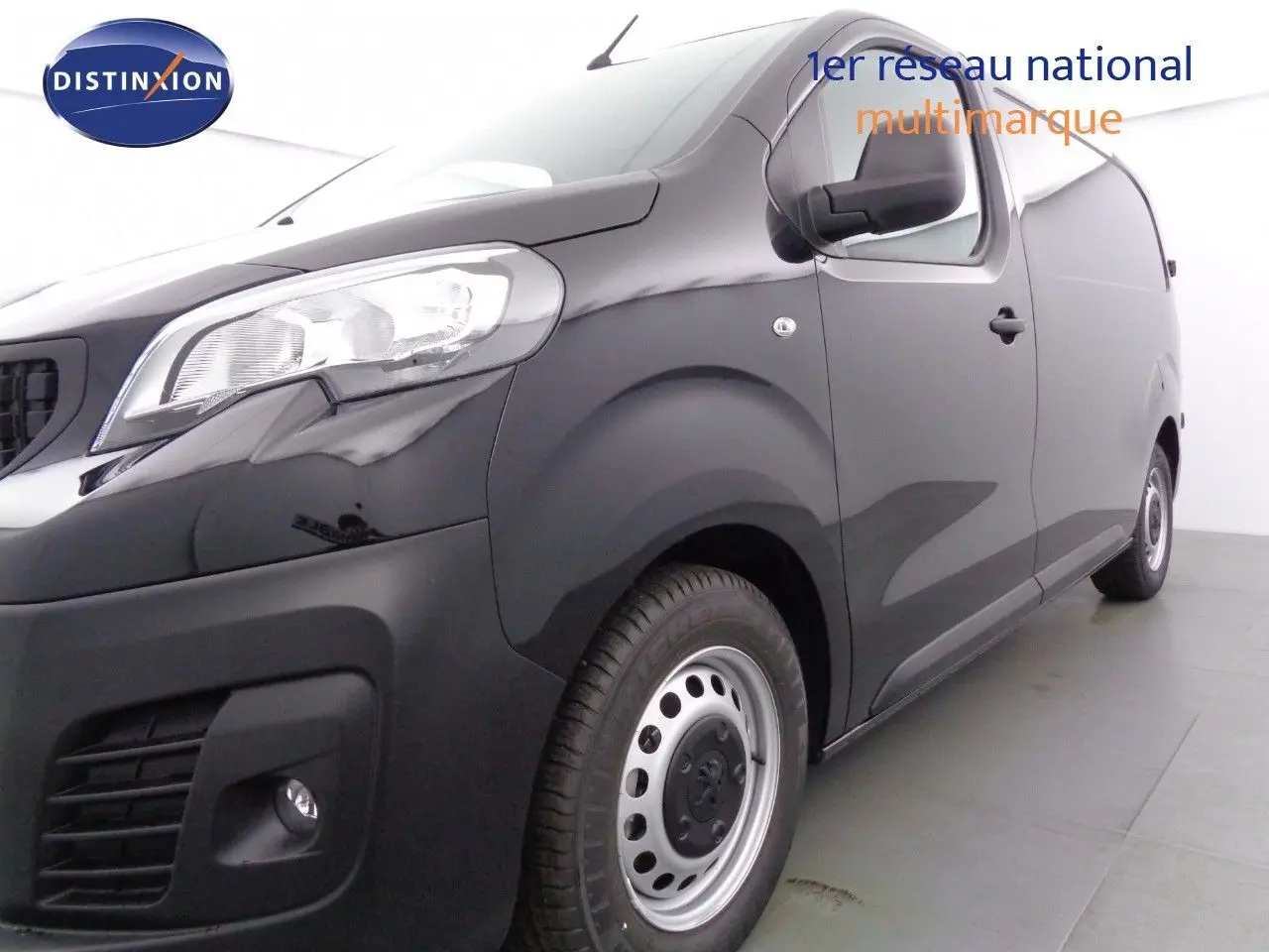 Gros plan sur la commande d'essuie-glace du Peugeot Expert Fourgon noir métal, tableau de bord en arrière-plan flou.