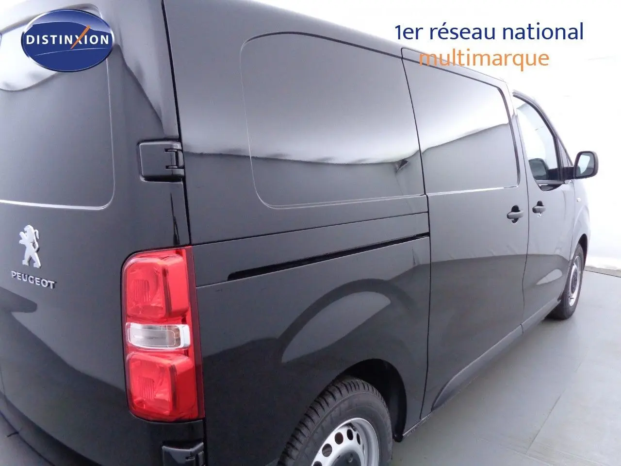 Tableau de bord éclairé du Peugeot Expert Fourgon noir, affichant 2 km et témoins d'alerte allumés.