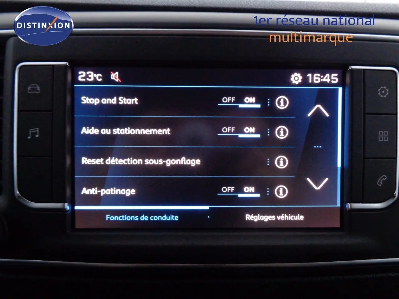 Écran tactile central du Peugeot Expert Fourgon noir métal 2022 affichant les réglages Stop and Start et anti-patinage.