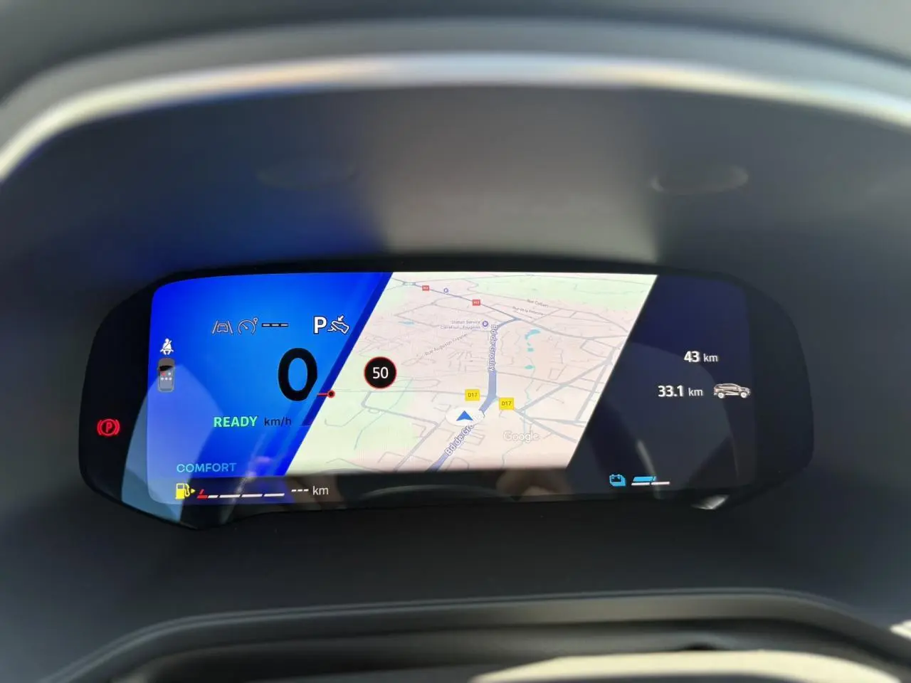 Tableau de bord numérique du Renault Symbioz 2025 affichant la navigation et l'état du véhicule en mode confort