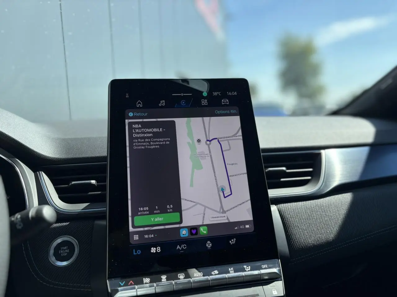 Écran tactile central avec navigation active dans l'habitacle sombre du Renault SYMBIOZ Gris Rafale, vue de face