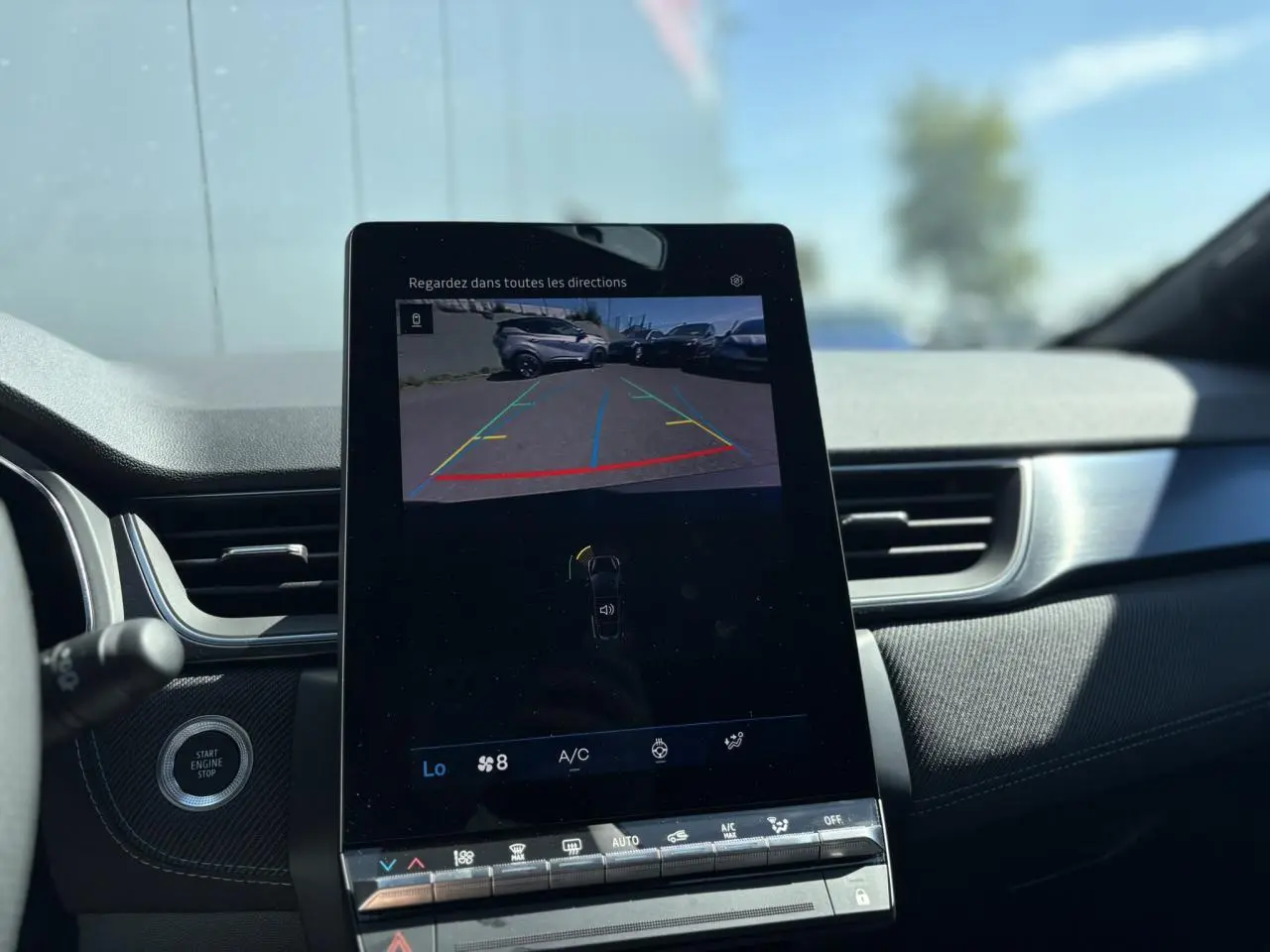 Écran tactile central affichant la caméra de recul dans l'habitacle du Renault Symbioz gris Rafale, vue avant intérieure.